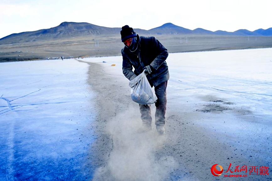 牧民在冰面上撒灰鋪成通道。人民網(wǎng) 李海霞攝