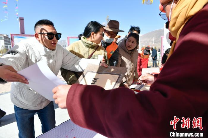 圖為展銷會現(xiàn)場?！∝暩聛硭?攝