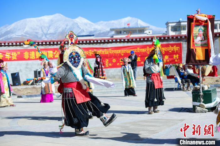 圖為藏戲非遺展演現(xiàn)場?！∝暩聛硭?攝