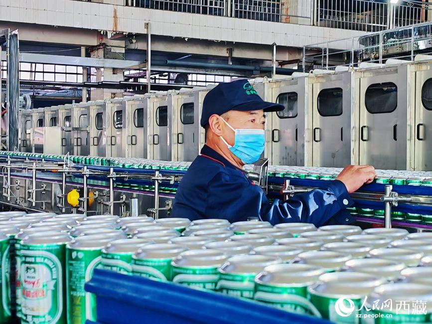 技術(shù)人員在生產(chǎn)線上檢查產(chǎn)品。人民網(wǎng) 李海霞攝