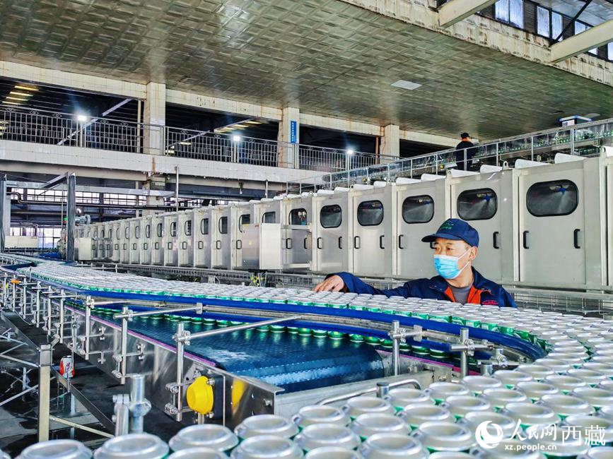 技術(shù)人員在生產(chǎn)線上檢查產(chǎn)品。人民網(wǎng) 李海霞攝