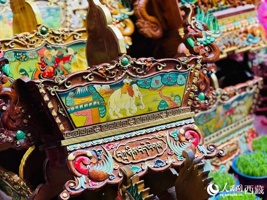 年貨市場(chǎng)上的切瑪盒（切瑪盒是藏歷新年吉祥物，是在精制斗型木盒中用隔板分開(kāi)，分別盛入炒麥粒和糌粑，插上仔卓，象征著人壽年豐、吉祥如意）。人民網(wǎng) 次仁羅布攝