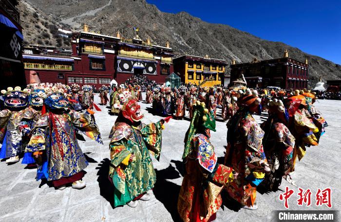 2月19日，楚布寺僧人們佩戴面具參加跳神活動(dòng)。　李林 攝