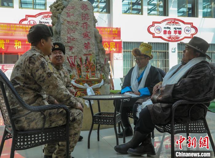 圖為阿里軍分區(qū)某邊防團官兵與駐地群眾拉家常?！詵| 攝