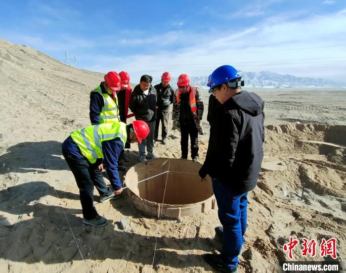 圖為施工人員檢查樁基護筒中心位置?！⒁婧?攝