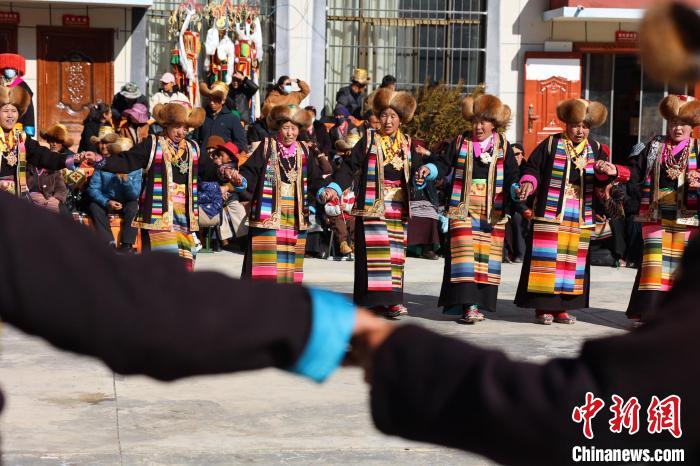 圖為民間藝人表演加麻“果諧”?！愔闈扇?攝