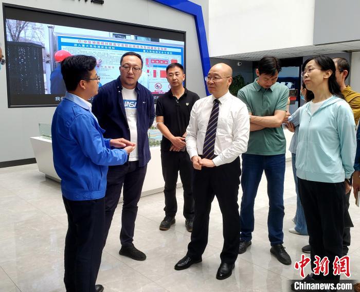 圖為全國政協(xié)委員、農(nóng)工黨青海省委主委王昆(中)在企業(yè)調(diào)研。　郭滿福 供圖