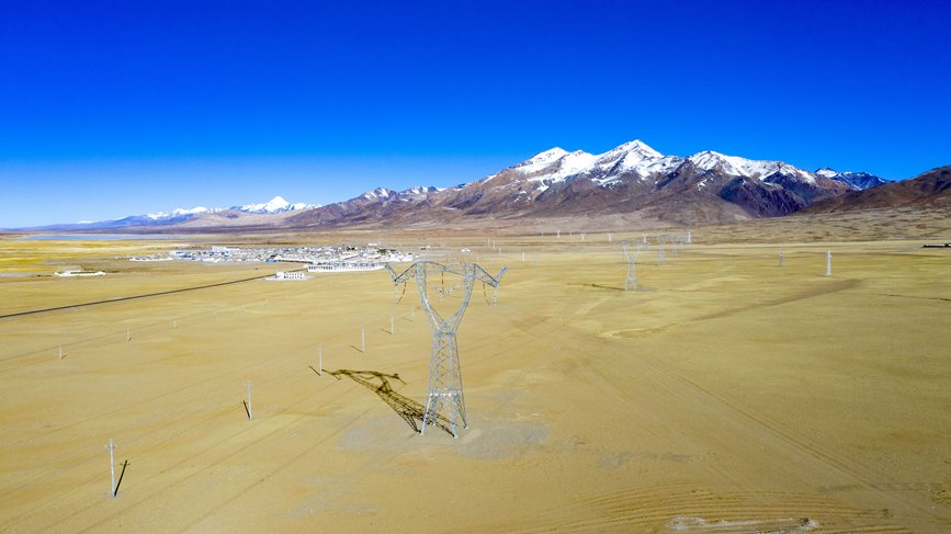 位于海拔4700多米的阿里聯(lián)網(wǎng)工程霍爾變電站。