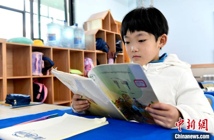 3月14日，西藏拉薩市第一小學(xué)一年級六班學(xué)生丁增樂吉在閱讀藏語課本?！±盍?攝