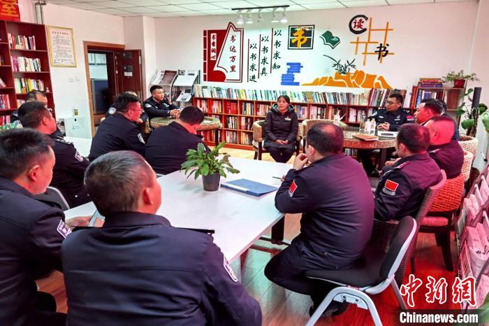 圖為亞東出入境邊防檢查站民警與銀行業(yè)務(wù)人員進(jìn)行金融知識深入交流?！『?攝