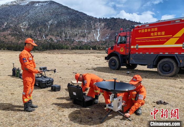 正在進(jìn)行通信通聯(lián)訓(xùn)練?！∥骼@拉翁 攝