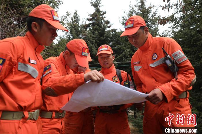 指戰(zhàn)員正在進(jìn)行地形勘察。　西繞拉翁 攝