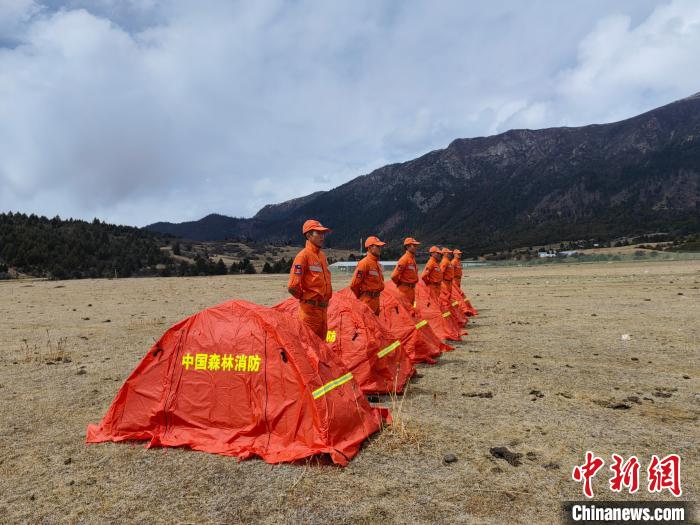 正在進(jìn)行帳篷搭設(shè)?！∥骼@拉翁 攝
