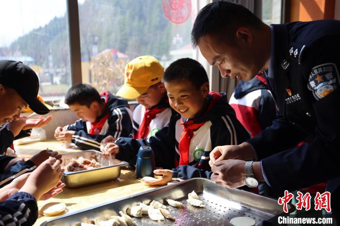 圖為亞東邊檢站民警與駐地小學(xué)生其樂融融包餃子?！『?攝
