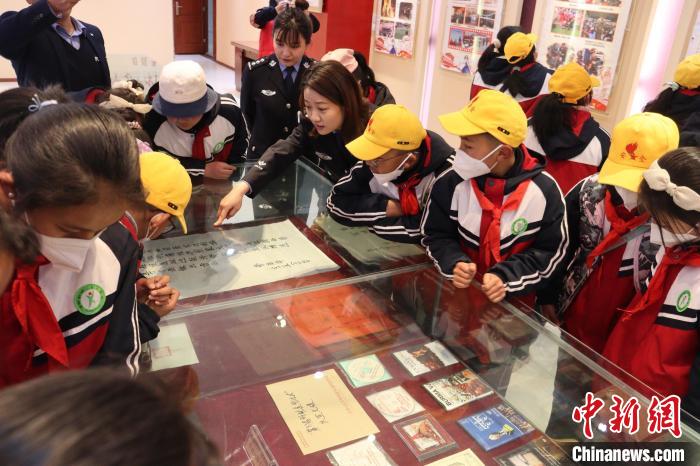 圖為亞東邊檢站民警為駐地小學(xué)生講解該站榮譽(yù)發(fā)展史?！『?攝