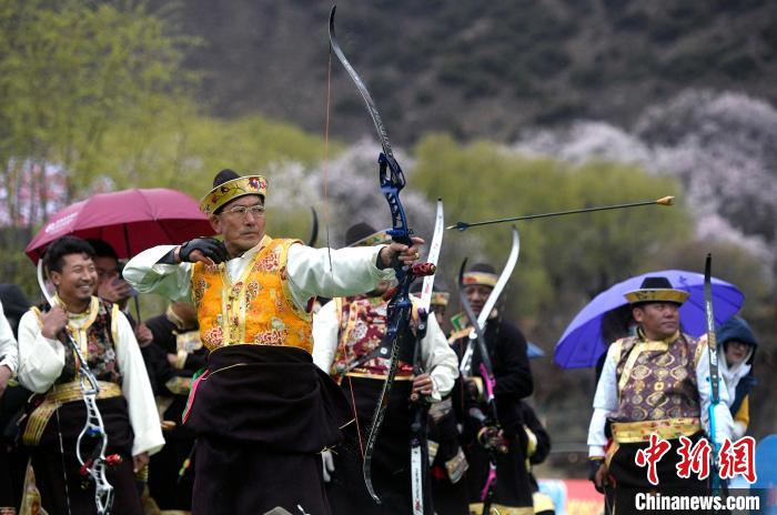 3月28日，選手參加響箭比賽?！±盍?攝