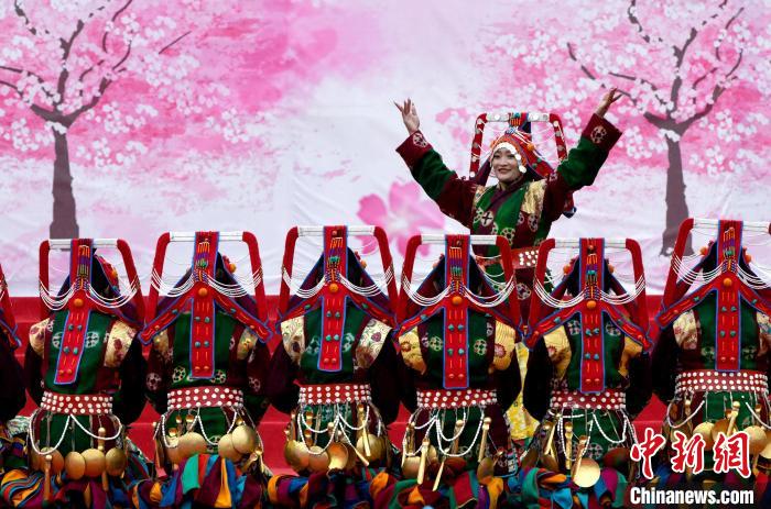 3月28日，西藏林芝第二十屆桃花旅游文化節(jié)開幕式上的文藝表演?！±盍?攝