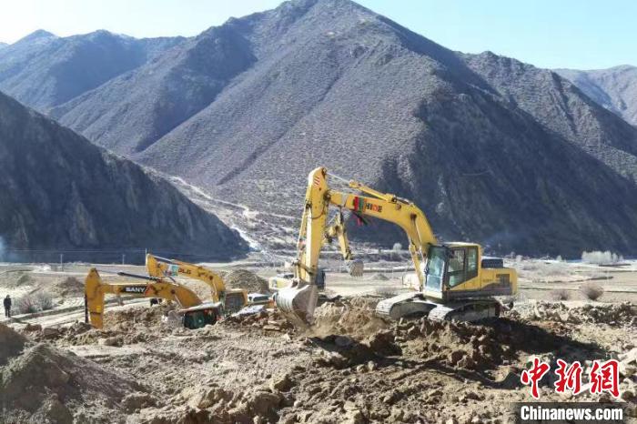 圖為高標(biāo)準(zhǔn)農(nóng)田建設(shè)施工現(xiàn)場(chǎng)。　格桑倫珠 攝