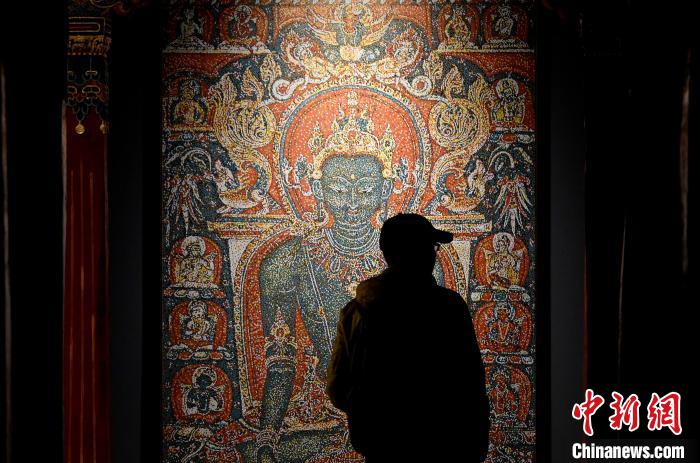 3月31日，觀眾欣賞展覽中的作品?！±盍?攝