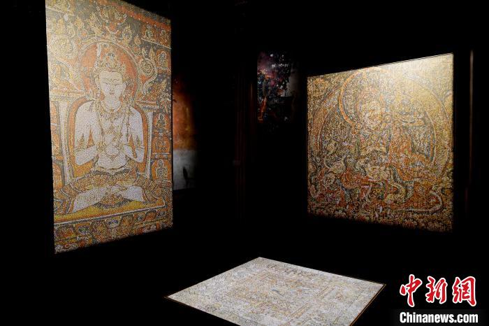 3月31日，觀眾欣賞展覽中的作品?！±盍?攝