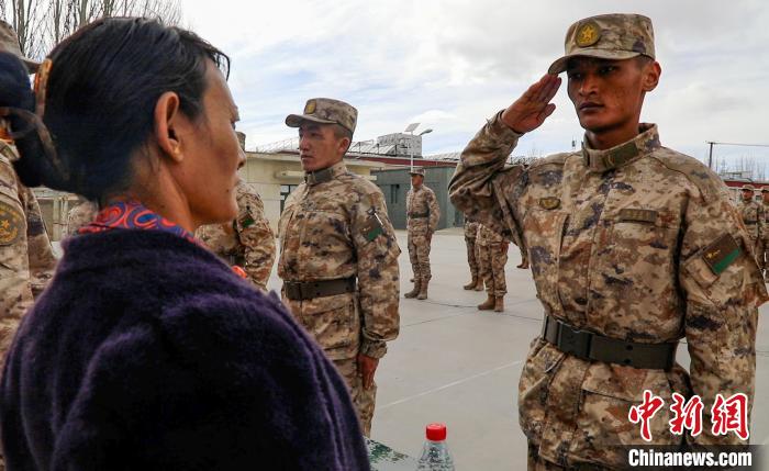 圖為列兵扎西加央向母親敬禮?！詵| 攝