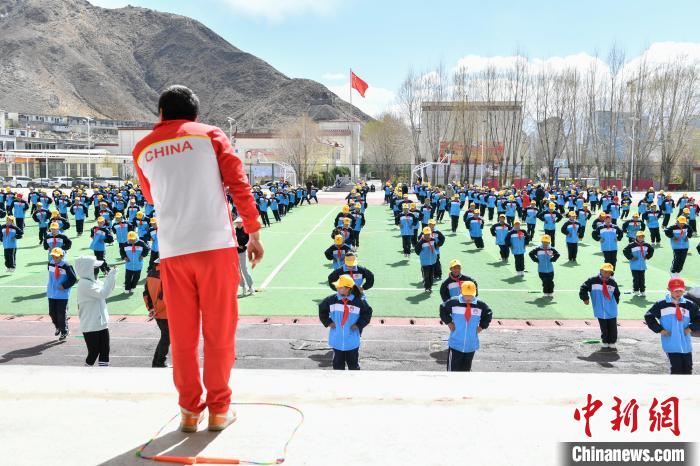 圖為學(xué)生在跳繩教練齊景龍的指導(dǎo)下做準(zhǔn)備運(yùn)動?！∝暩聛硭?攝