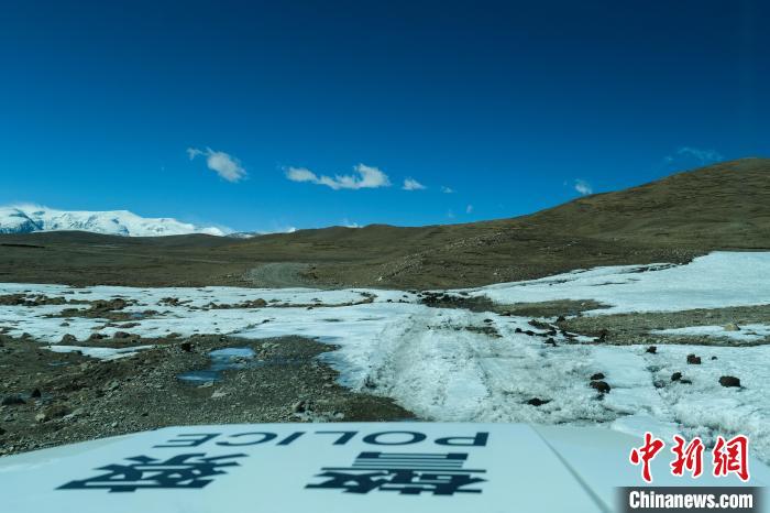 4月5日，普瑪江塘邊境派出所巡邏車通過冰河路段?！〗w波 攝