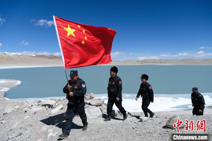 4月5日，普瑪江塘邊境派出所民輔警進(jìn)行邊境巡邏?！〗w波 攝