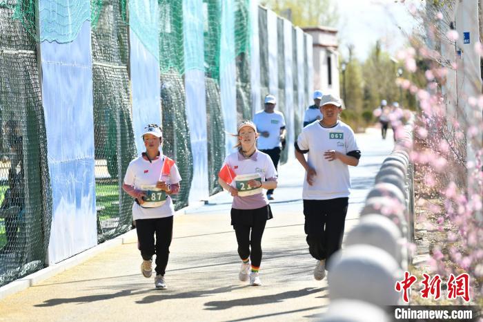 圖為5公里歡樂跑現(xiàn)場?！∝暩聛硭?攝