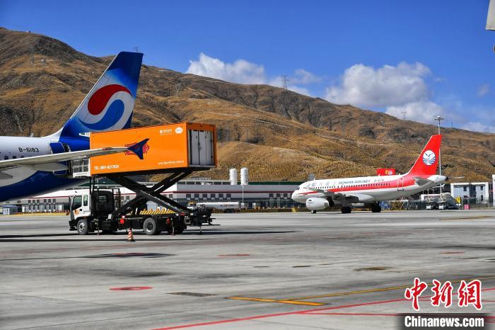 圖為藍(lán)天下的高原機(jī)場(chǎng)。　周航 攝