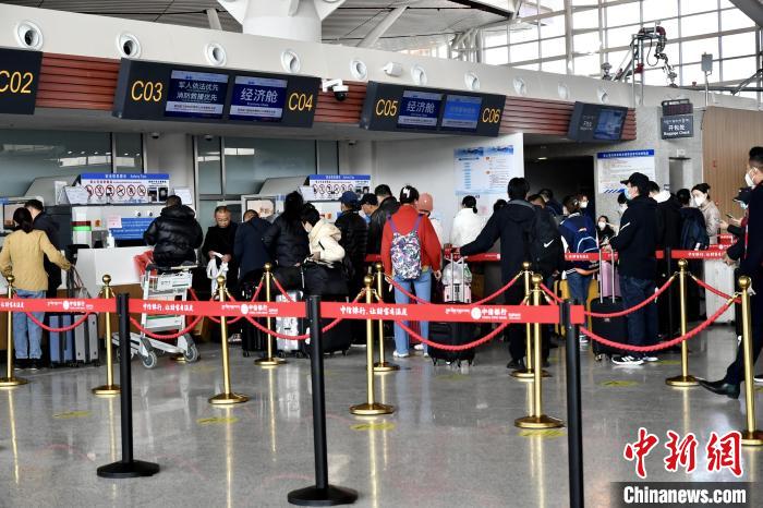 圖為旅客辦理登機(jī)手續(xù)?！≈芎?攝