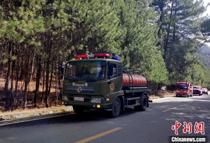 林芝市森林消防支隊(duì)米林中隊(duì)在米林縣一帶開(kāi)展灑水增濕作業(yè)?！≮w健宇 攝