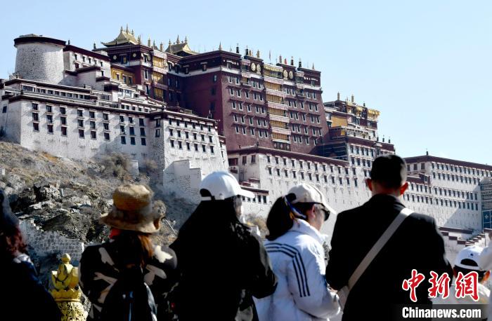 4月17日，游客在拉薩布達(dá)拉宮觀景臺(tái)拍照留念?！±盍?攝