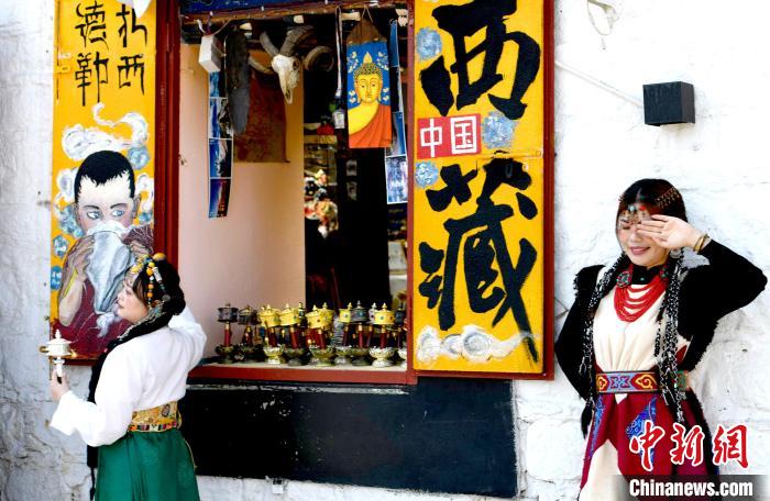 4月17日，游客身著藏式元素服裝在拉薩八廓街拍照留念?！±盍?攝