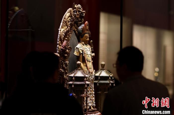 展廳現(xiàn)場的檀香木觀音菩薩像(故宮博物院藏 雨花閣陳設) 盛佳鵬 攝