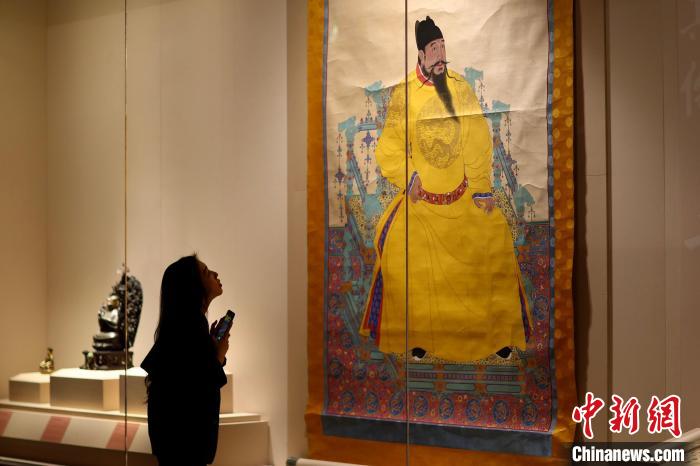 展廳現(xiàn)場的永樂帝畫像唐卡(布達拉宮藏) 盛佳鵬 攝