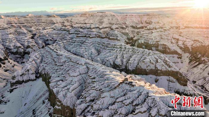 圖為參展攝影師拍攝的西藏阿里札達土林雪后風光?！≈鬓k方 供圖