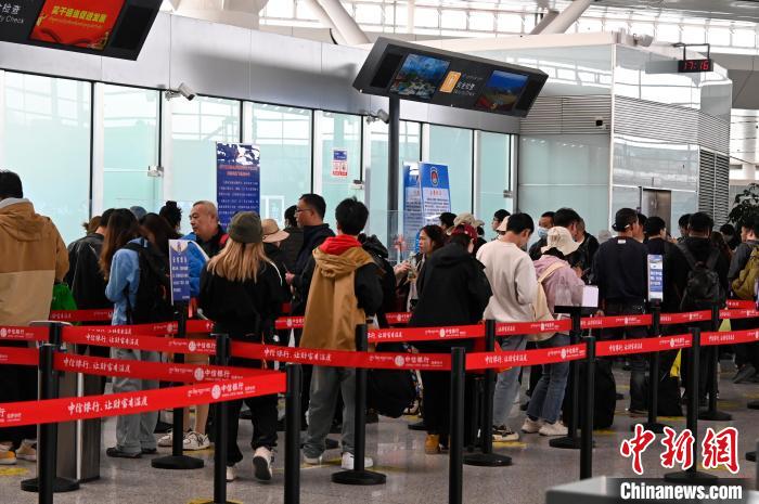 圖為“五一”期間，拉薩貢嘎機(jī)場(chǎng)旅客密集出行?！≡黝D珠 攝