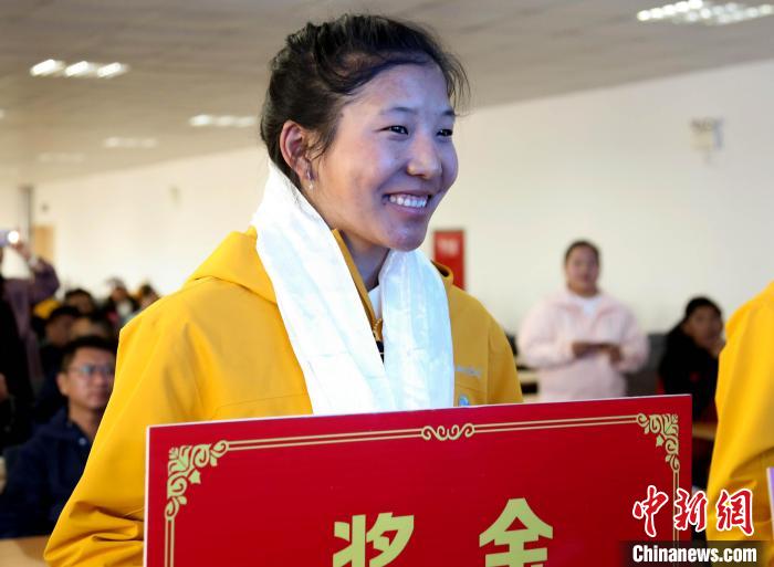 玉珍拉姆上臺(tái)領(lǐng)獎(jiǎng)。　貢確 攝