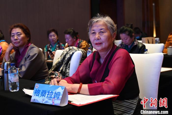 圖為西藏銀發(fā)旅游產(chǎn)品體驗團(tuán)老年代表?！≮w朗 攝