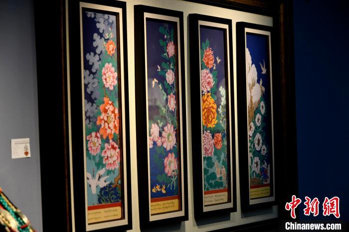 圖為5月16日，展覽中新創(chuàng)唐卡作品《四季花》。　李林 攝