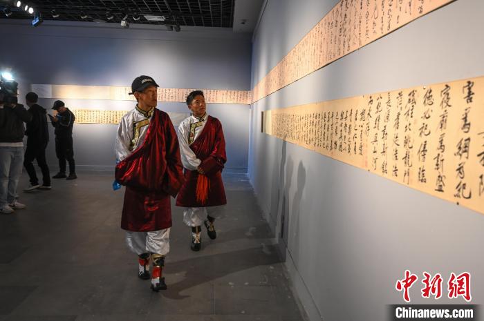 圖為學生參觀黃庭堅書法文獻展?！≮w朗 攝