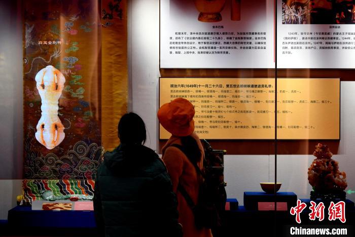 圖為5月18日，觀眾正在欣賞展覽?！±盍?攝