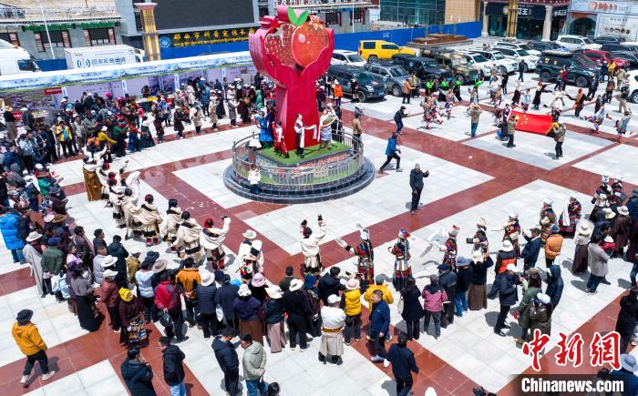 圖為“極地那曲 天際之旅”2023西藏那曲“中國(guó)旅游日”音樂美食嘉年華活動(dòng)現(xiàn)場(chǎng)。　那曲市文化和旅游局供圖