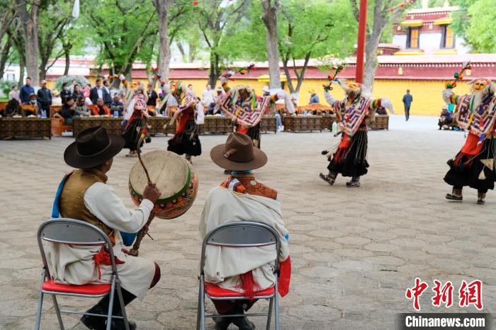 中國西藏發(fā)展論壇中外參訪嘉賓在拉薩羅布林卡觀藏戲、品卡塞