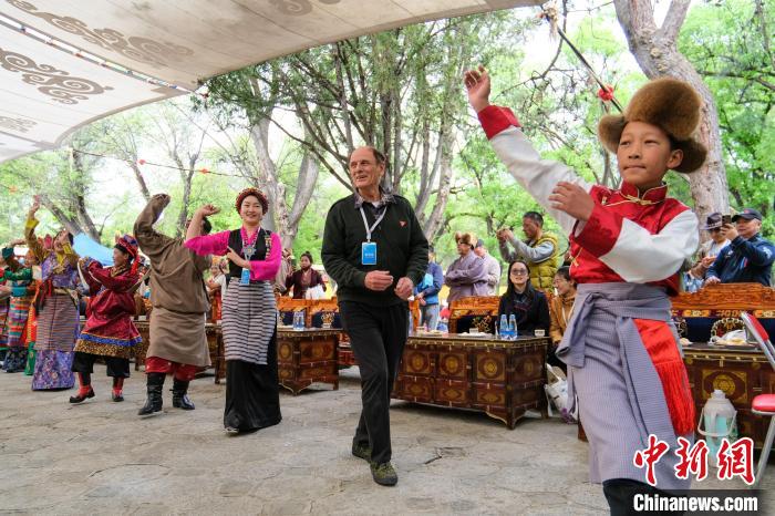 英國籍嘉賓柯馬凱(Michael Crook)加入鍋莊舞隊伍?！〗w波 攝