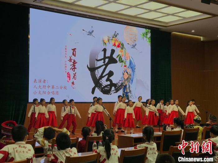圖為中國(guó)人民大學(xué)附屬中學(xué)第二分校的小朋友們合唱。　陳建新 攝