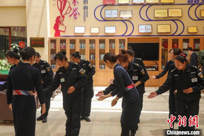 日喀則火車站客運人員學(xué)習(xí)服務(wù)禮儀?！《飞降?攝