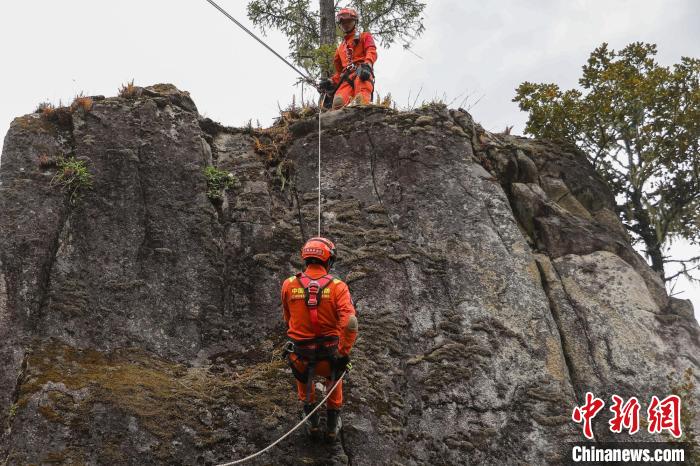 圖為消防員開(kāi)展崖壁滑降訓(xùn)練?！抢倮?攝