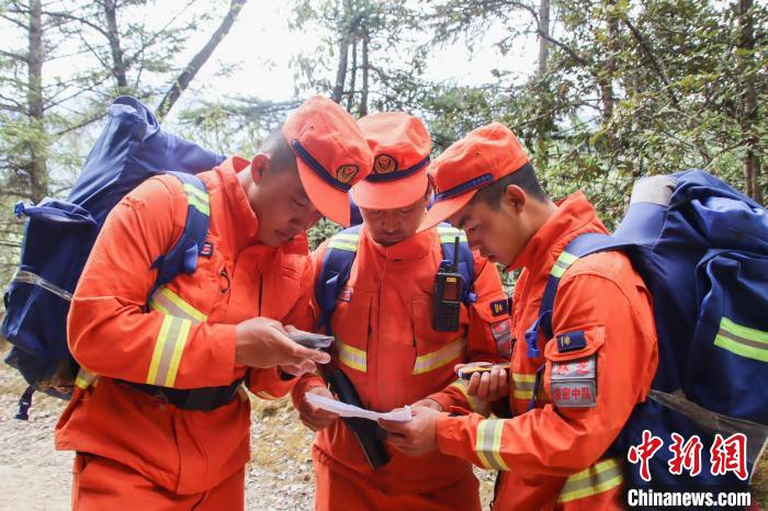 圖為消防員開(kāi)展野外按圖行進(jìn)訓(xùn)練?！抢倮?攝